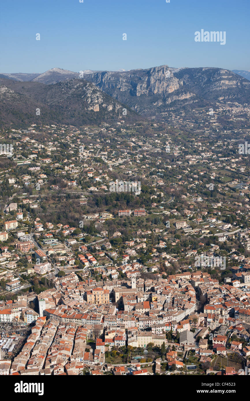 LUFTAUFNAHME. Mittelalterliche Stadt Vence mit Baou (Klippe) von Saint-Jeannet in der Ferne. Französische Riviera, Frankreich. Stockfoto