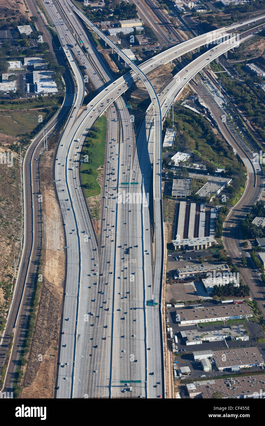 LUFTAUFNAHME. Autobahnkreuz 5 und 805. San Diego County, Kalifornien, USA. Stockfoto