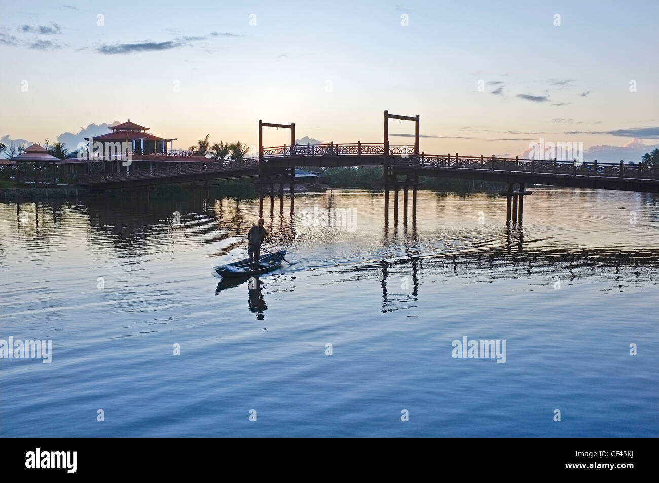 Fluss und Brücke bei Sonnenuntergang, Da Nang, Vietnam Stockfoto