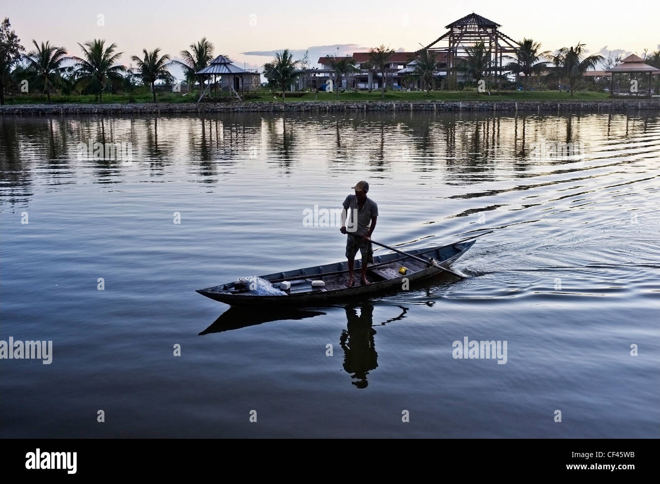 Fischer am Boot bei Sonnenuntergang, Da Nang, Vietnam Stockfoto