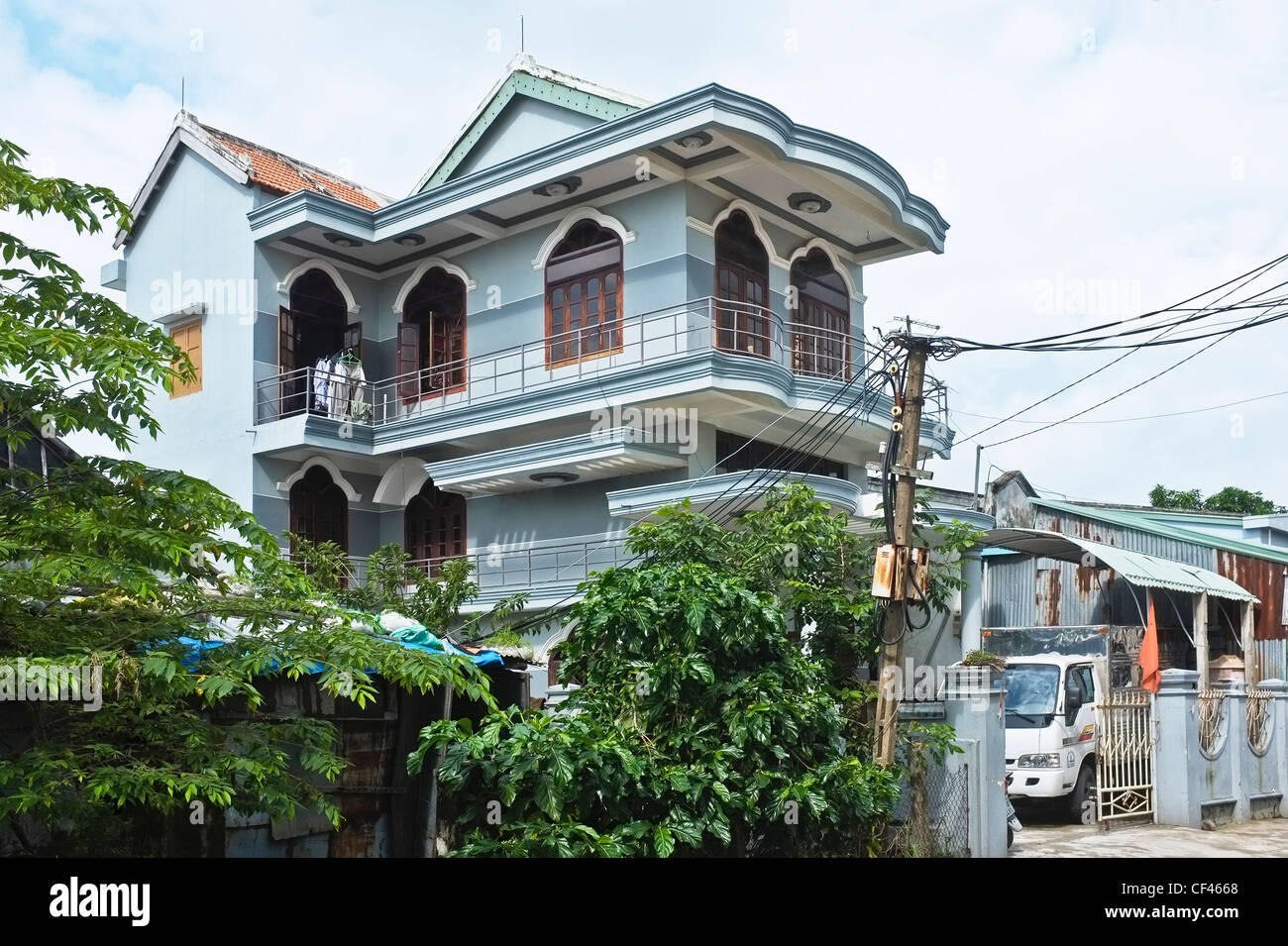 Haus, Telefon und Strom Kabel, Hoi an, Vietnam Stockfoto