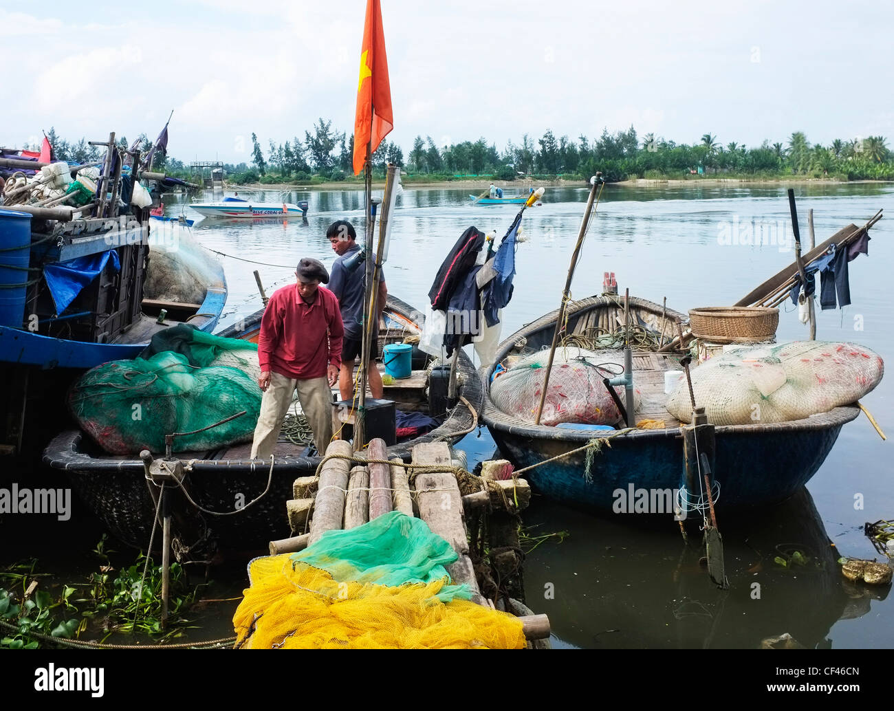 Fischer, Fischerboote, Thu Bon Fluss, Hoi an, Vietnam Stockfoto