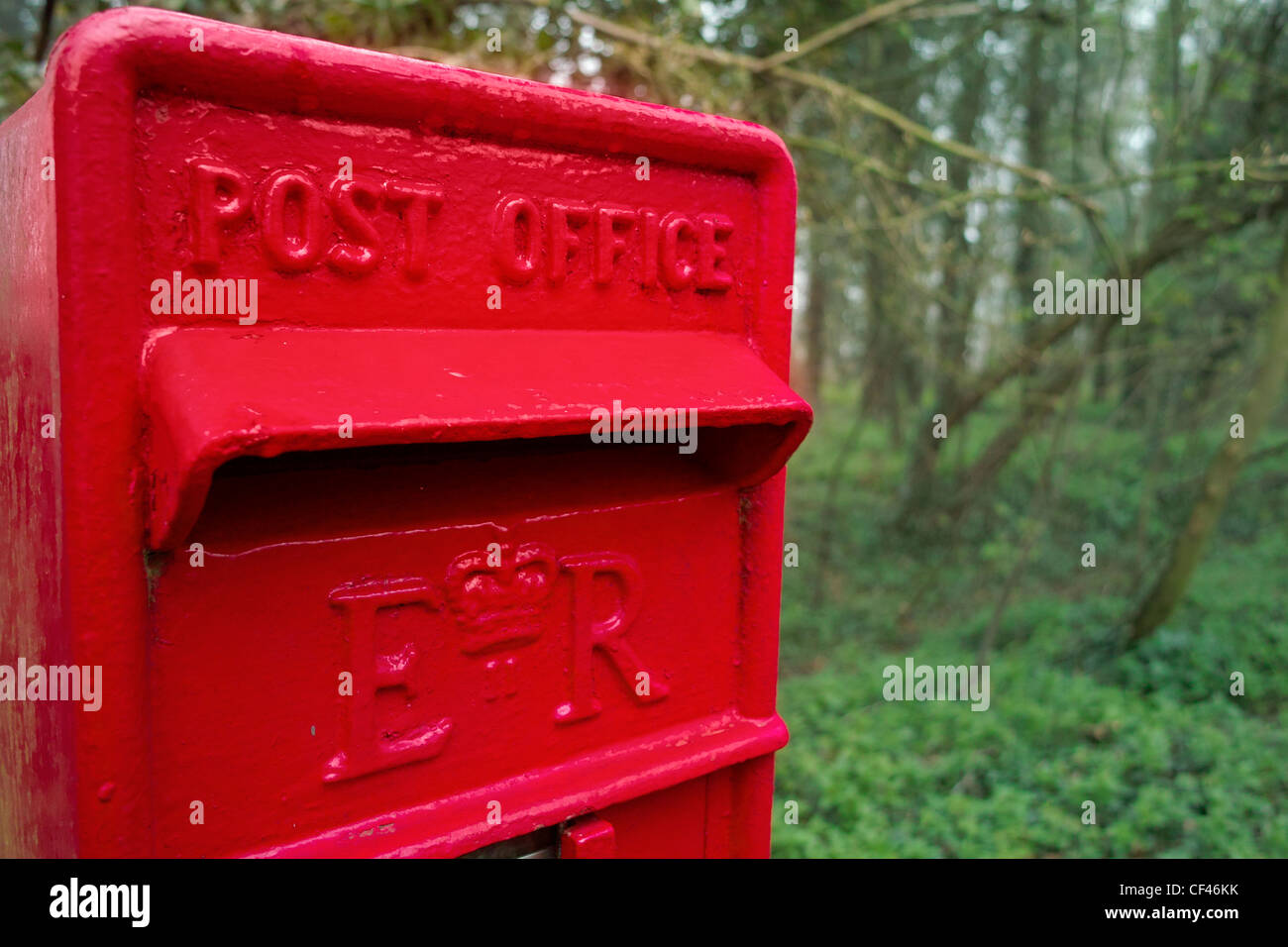 Einen roten Briefkasten in der englischen Landschaft. Stockfoto