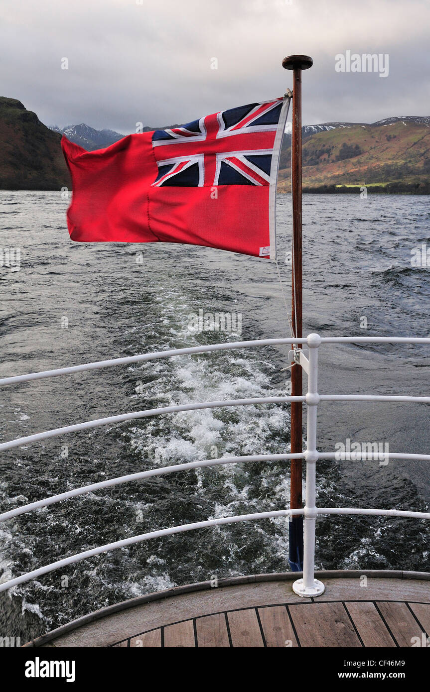 Red Ensign oder Red Duster fliegen auf Fähre überqueren Ullswater See von Glenridding nach Pooley Bridge, Lake District, Cumbria, UK Stockfoto