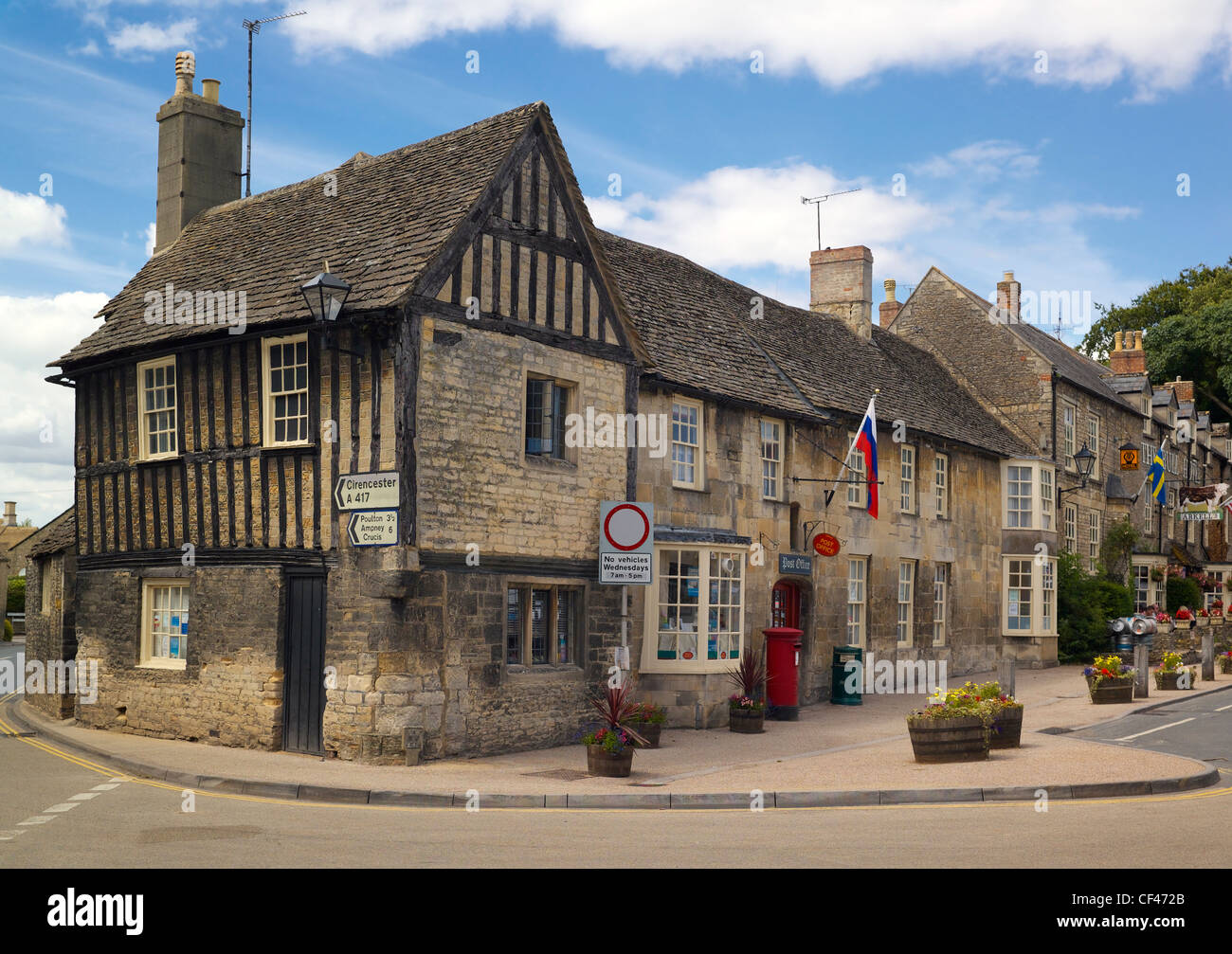 Außenansicht der Post am Fairford Marktplatz in den Cotswolds. Stockfoto