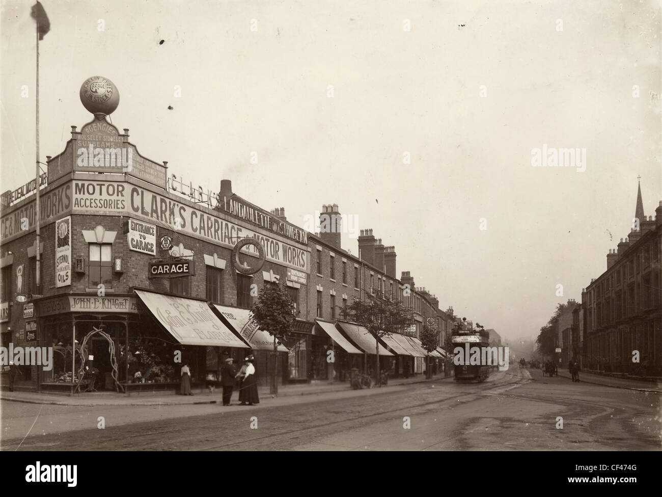 Straßenszene, Kapelle Ash, Wolverhampton, 1910er Jahre. Werbung Clarks Wagen und Motorenwerke, Agenten Sunbeam, Minerva, Humber Stockfoto
