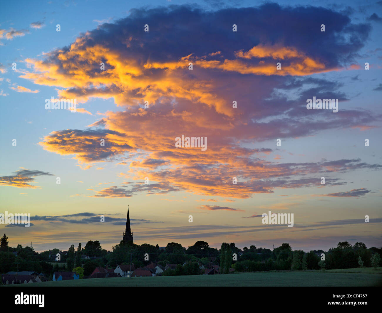 Thaxted Kirchturm und Gebäude von einem Einbruch der Dämmerung Himmel abhebt. Stockfoto