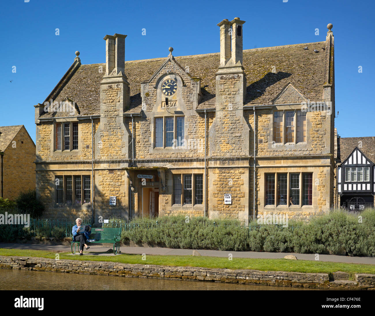 Ein Blick über den Fluss Windrush in Bourton auf dem Wasser, Victoria Hall. Stockfoto
