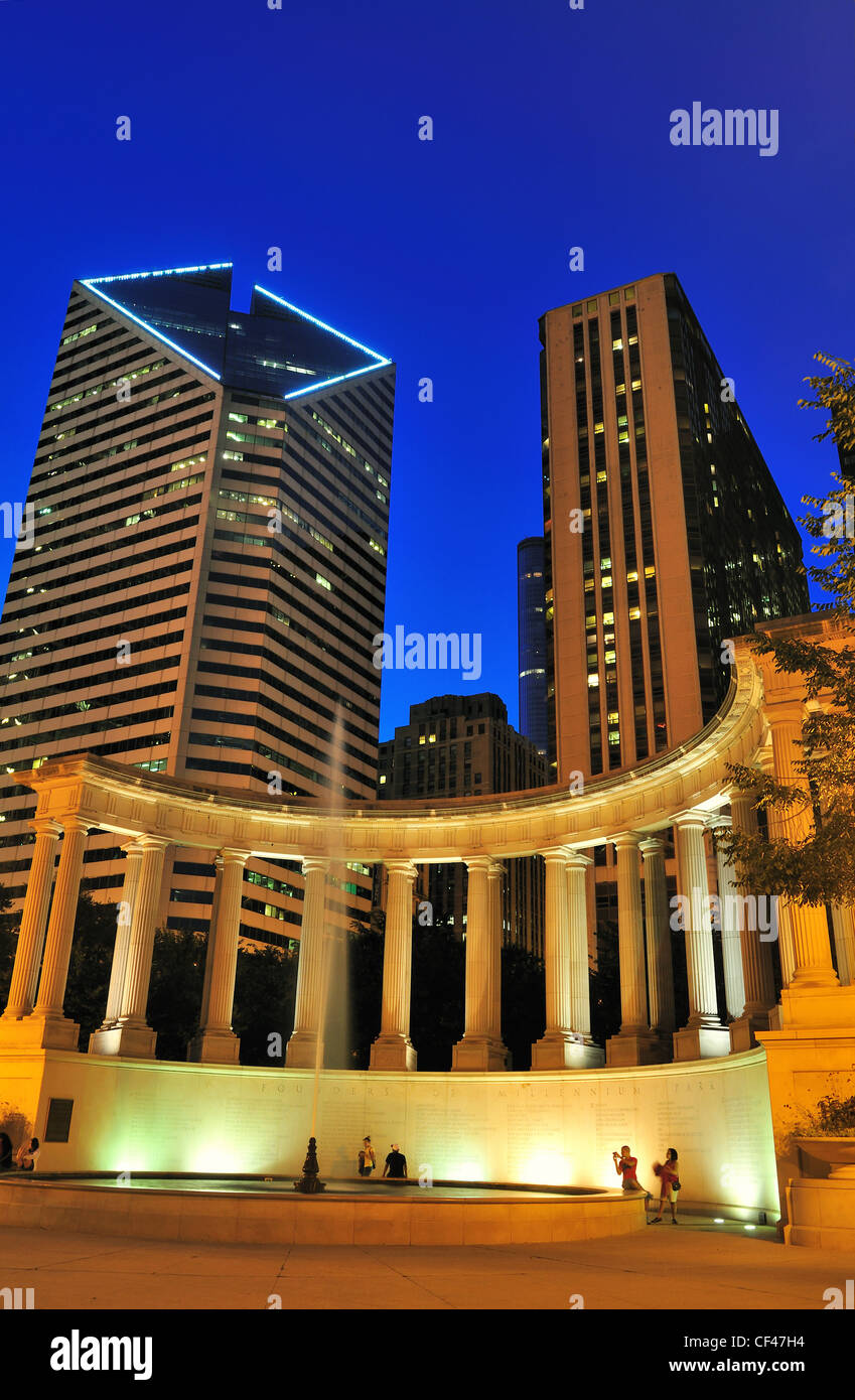 Millennium Monument im Wrigley Square bei Nacht einen Halbkreis der gekoppelten Griechischen Säulen genannt ein peristyl Chicago, Illinois, USA. Stockfoto