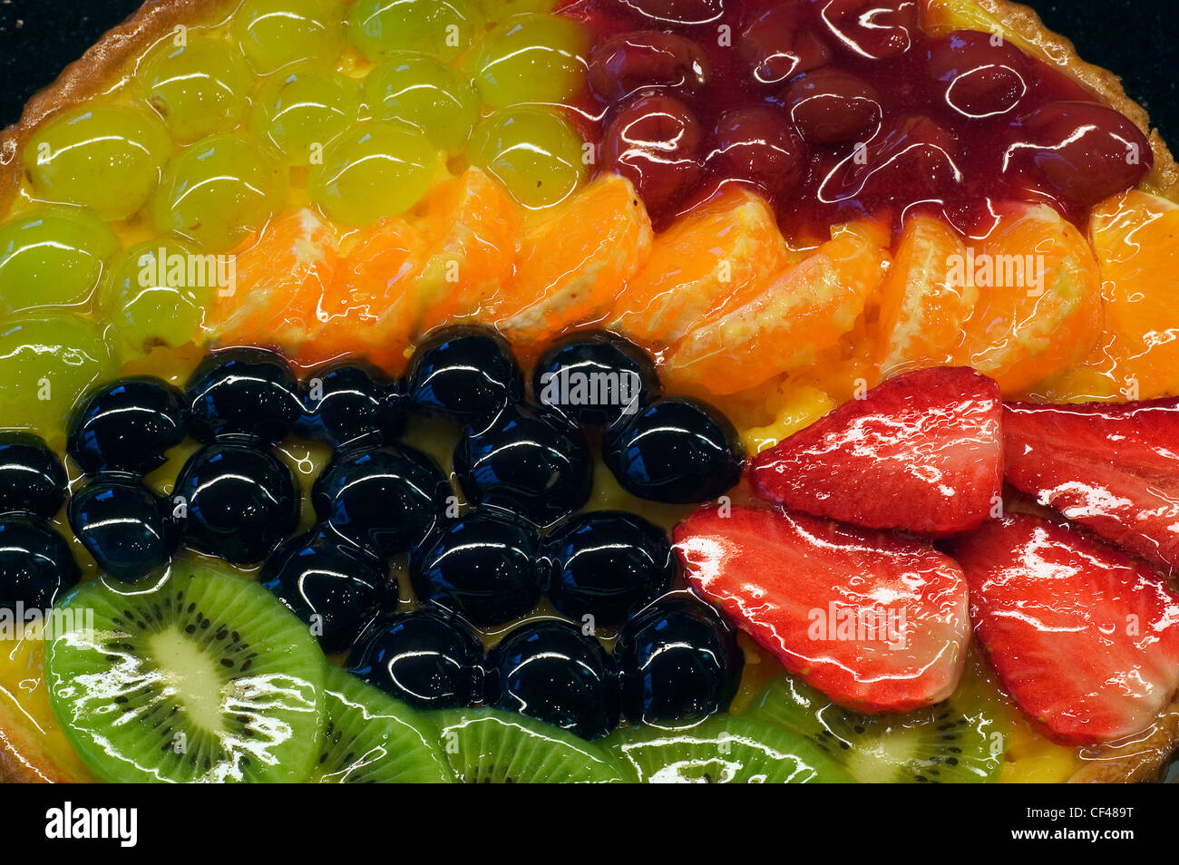 Bunter Obstkuchen mit Trauben, Erdbeeren, Kiwi, Mandarinen und Kirschen ...