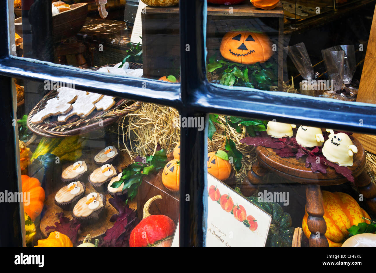 Halloween Süßigkeiten und Leckereien auf dem Display in einem Schaufenster. Stockfoto