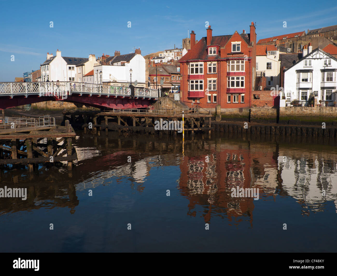 Whitby historischen swing Bridge und das Dolphin Hotel spiegelt sich in den Fluss Esk an einem sonnigen Frühlingstag. Stockfoto