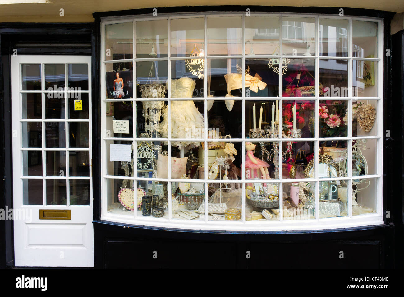 Das Schaufenster von Rosie Muggles, ein Modegeschäft in Stonegate. Stockfoto
