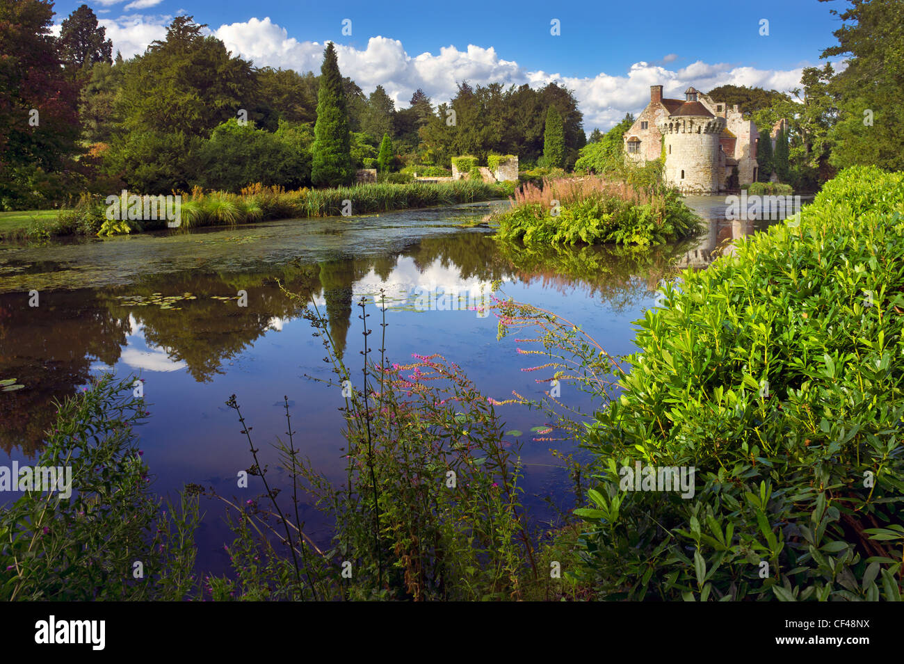 Scotney Old Castle, eines englischen Landhauses von Roger Ashburnham im 14. Jahrhundert erbaut. Stockfoto Scotney Old Castle, eines englischen Landhauses von Roger Ashburnham im 14. Jahrhundert erbaut. Stockfoto