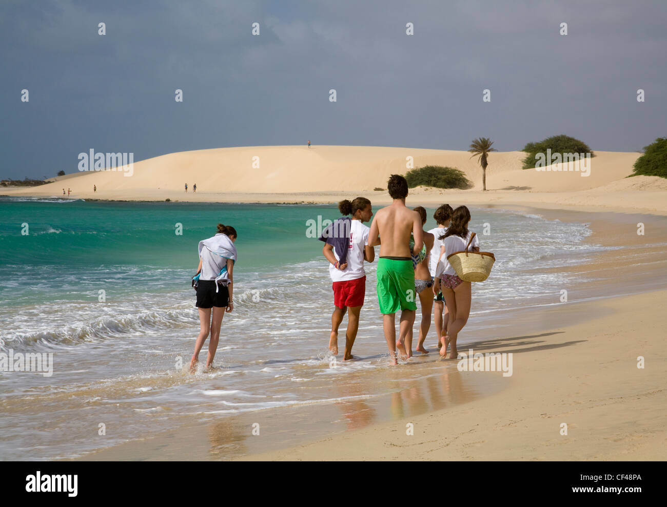 Rabil Boa Vista Kapverden Gruppe von Jünglingen und Mädchen zu Fuß nackten Sohlen Wasser entlang der unberührten Sand von Areja de Chaves Stockfoto