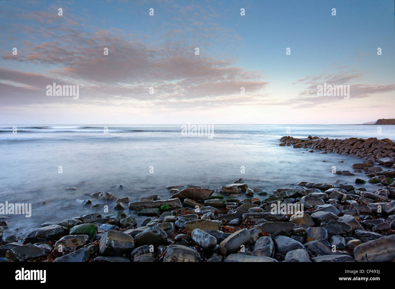 Wellen auf die große Welle-Schnitt leisten, (bekannt als die Wohnungen) im Kimmeridge Bay bei Tagesanbruch. Stockfoto