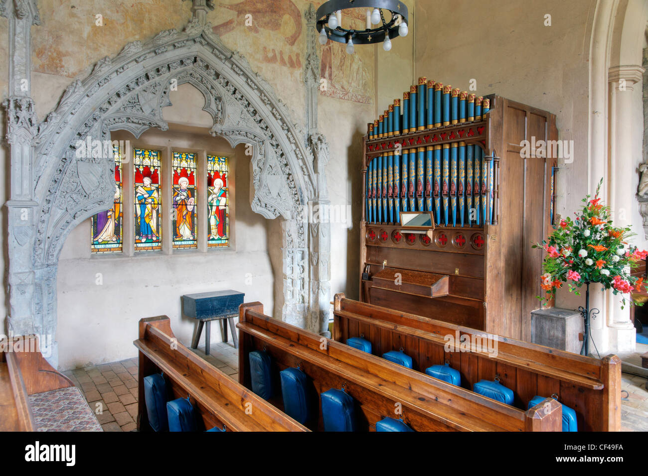 Glasmalerei-Fenster und Kirche Orgel in St Mary the Virgin. Die Kirche ist Heimat einer Reihe von herausragenden mittelalterlichen Stadtmauer p Stockfoto