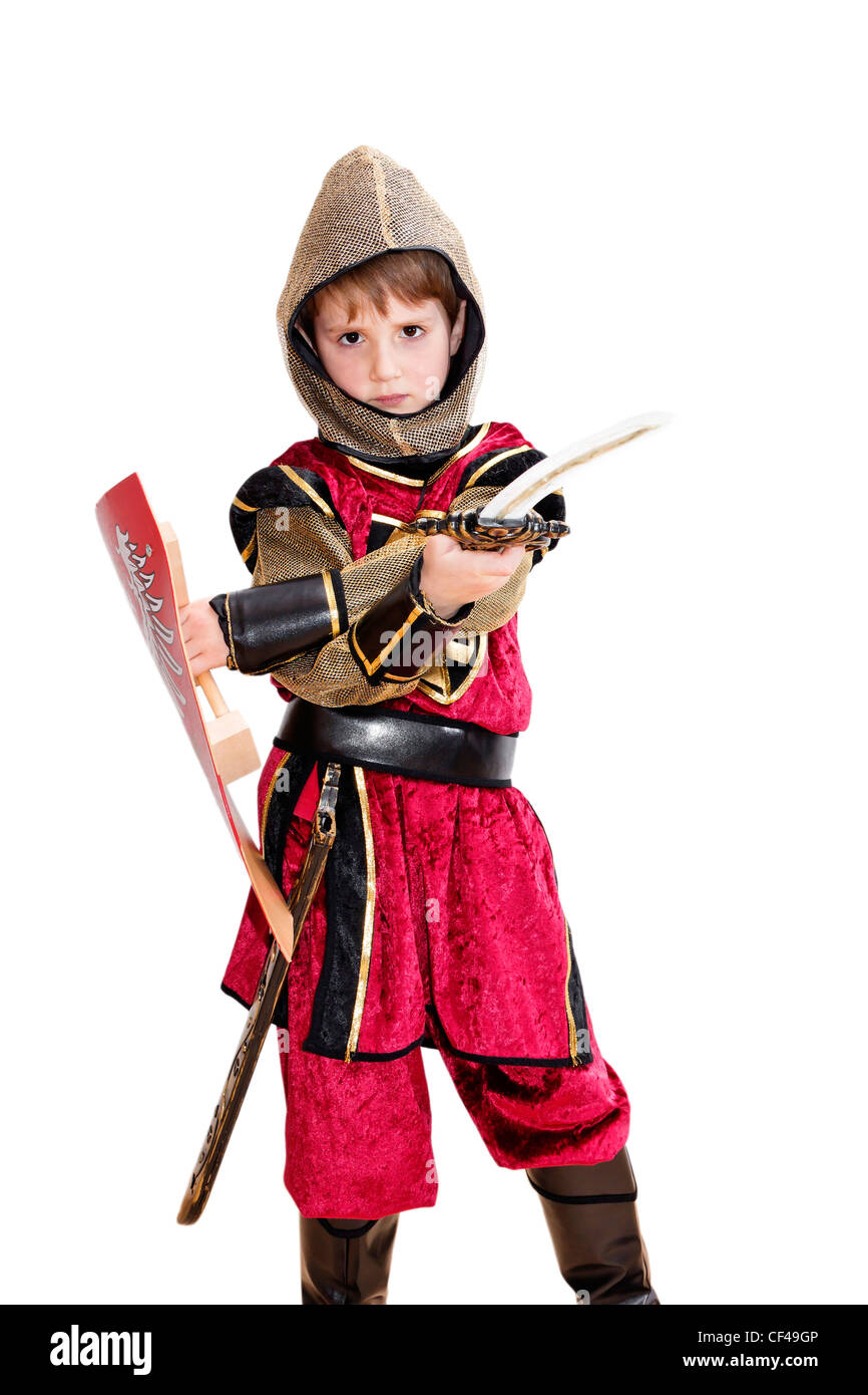 Junge mit Karnevalskostüm. Der kleine kämpfende Ritter mit polnischen Wappen auf dem Schild. Stockfoto