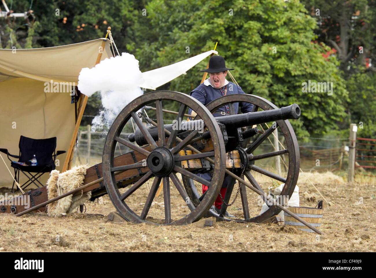 Pistole abgefeuert in einem englischen Bürgerkrieg Reenactment in der Nähe von Saffron Walden in Essex. Stockfoto