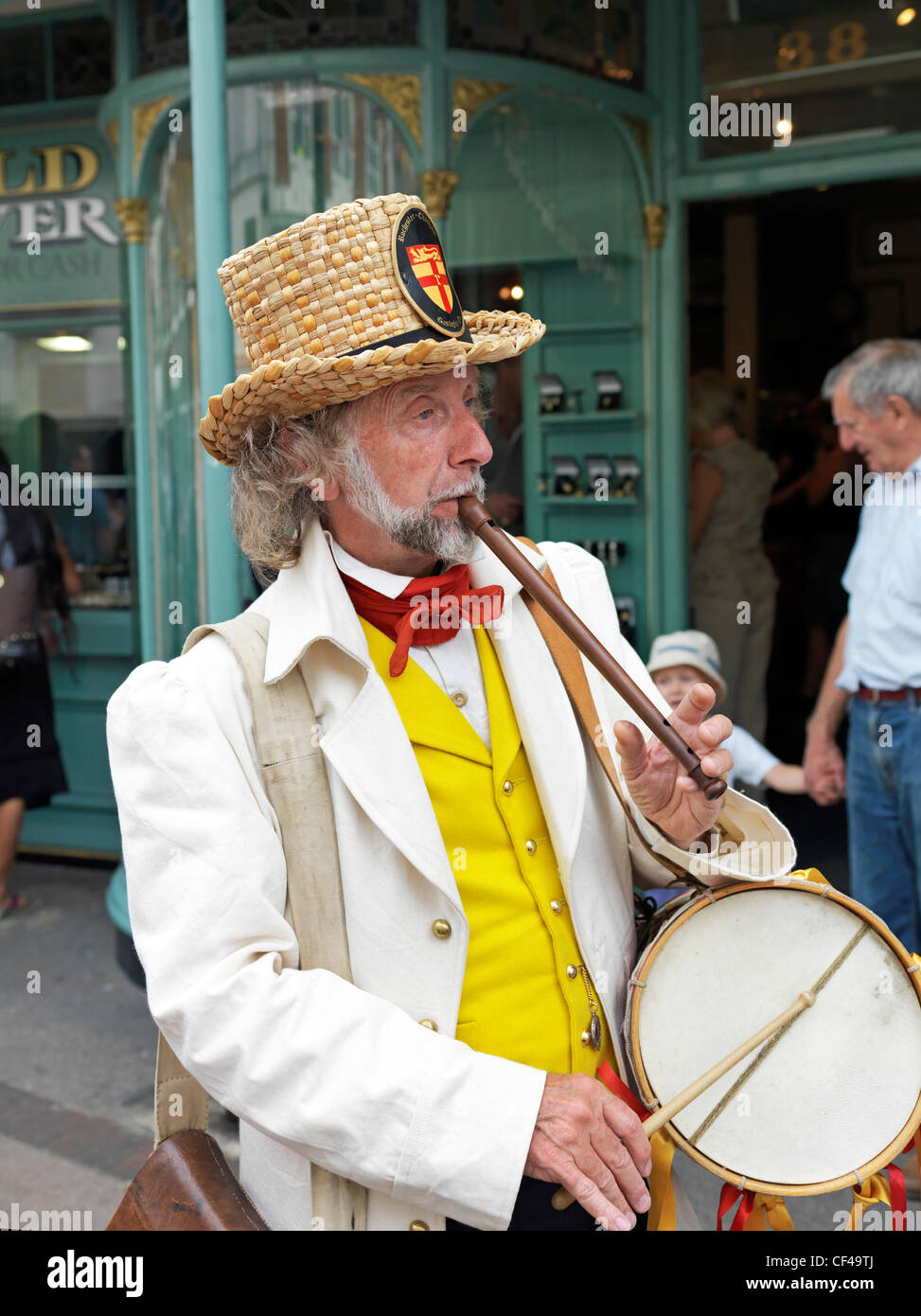 Ein Entertainer gekleidet in viktorianischen Kostümen beim Dickens Festival in Rochester. Stockfoto