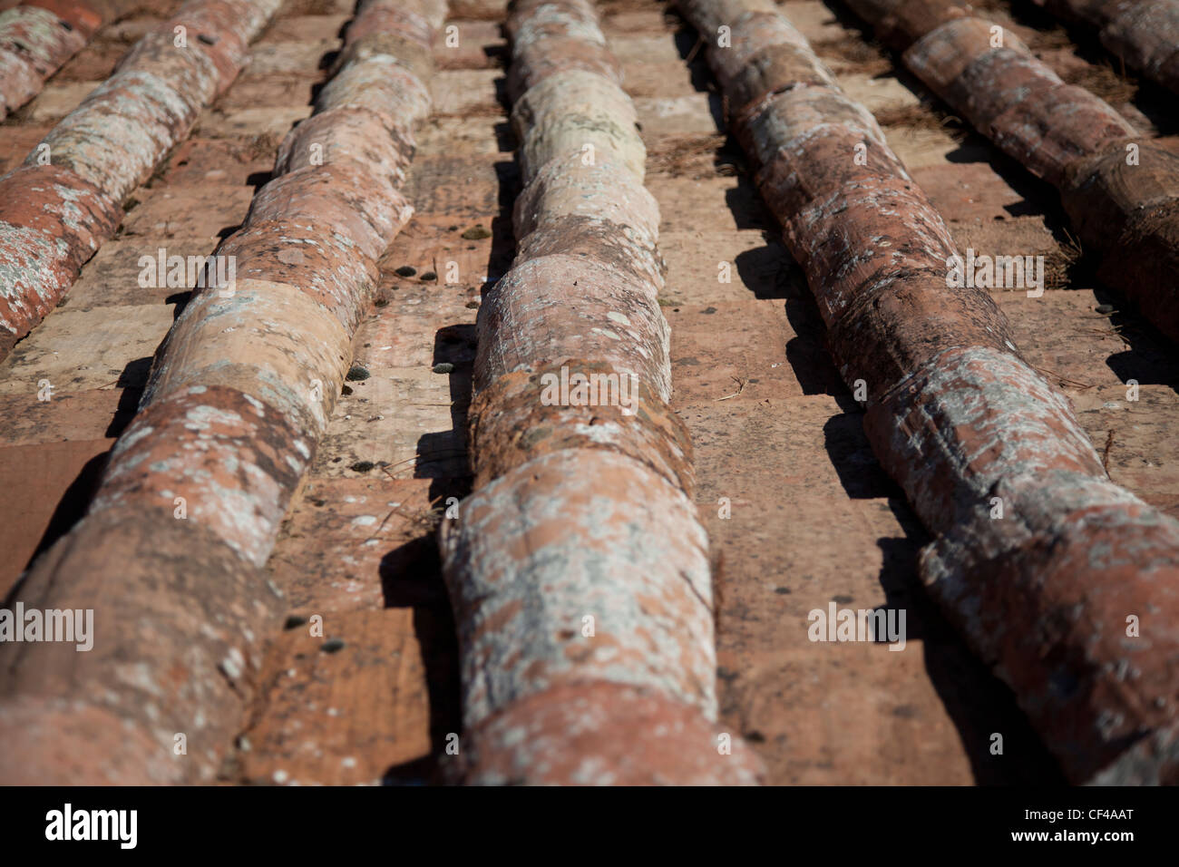 Alte Dachziegel hergestellt aus Ton (Lehm) in der Toskana, Italien  Stockfotografie - Alamy