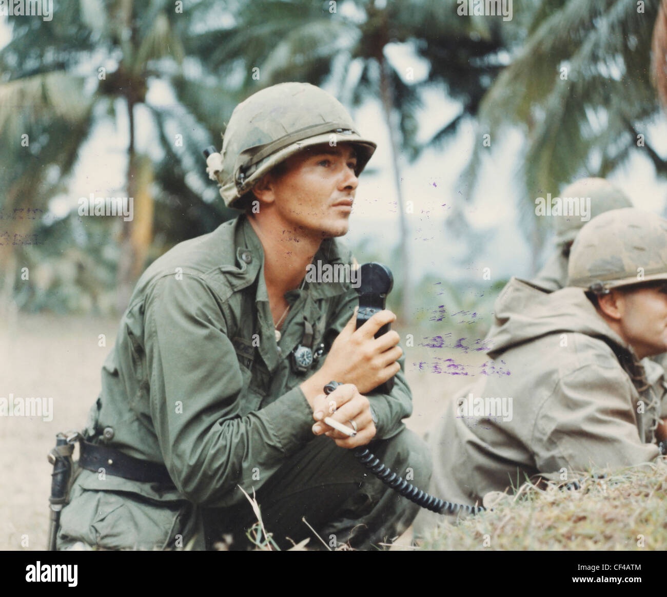 nach vorne Beobachter des 19. Artillerie fordert Feuer "Recon durch Feuer" Mountian während des Betriebs Pershing 10. März 1967 Vietnam-Krieg Stockfoto