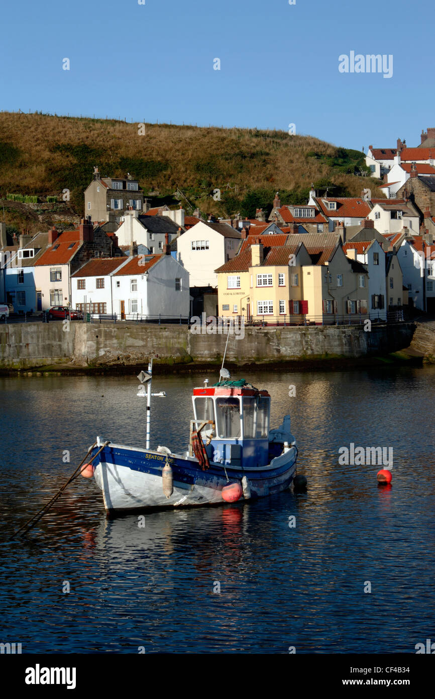Ein Fischerboot im Hafen von Staithes in North Yorkshire Stockfoto
