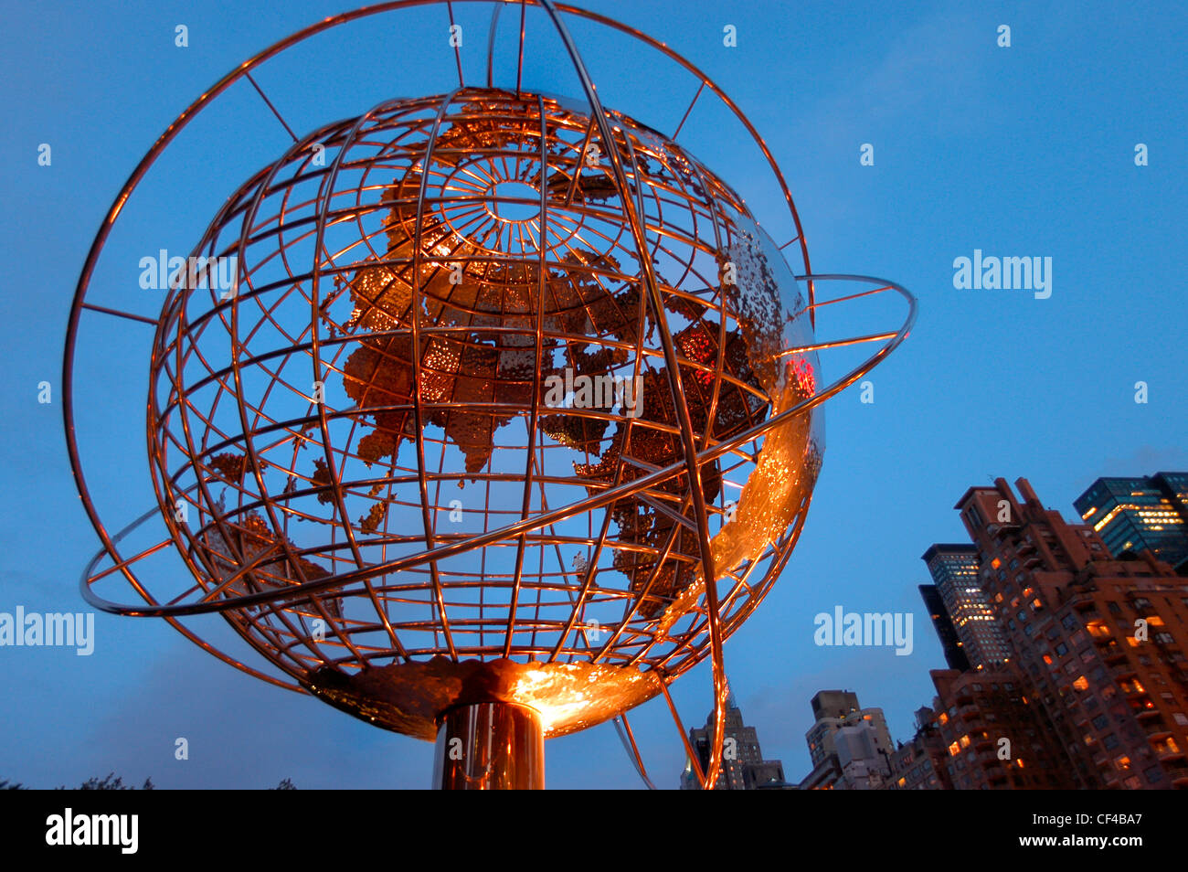 New York, NY, USA - Nachschlagen, World Globe Sculpture, Columbus Circle, Dämmerung, New york Night 1980s Stockfoto