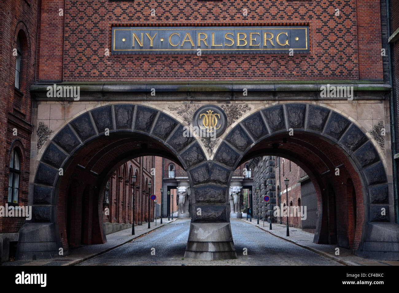 Elefantentor der Carlsberg-Fabrik. Valby und Vesterbro Bezirke in Kopenhagen. Kopenhagen, Dänemark, Nordeuropa Stockfoto