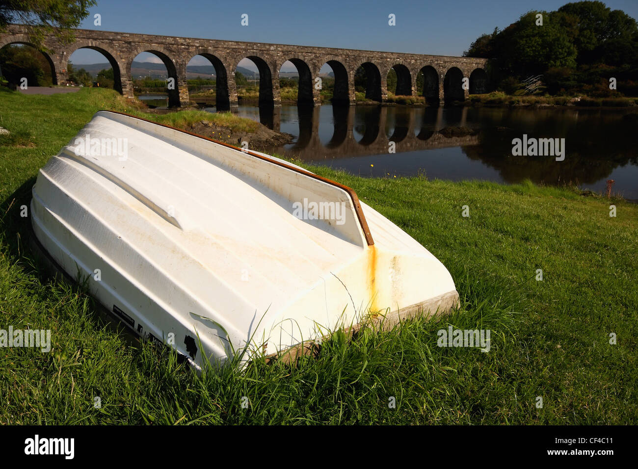 Umgedrehten Boot auf dem Rasen; Ballydehob-County Cork-Irland Stockfoto