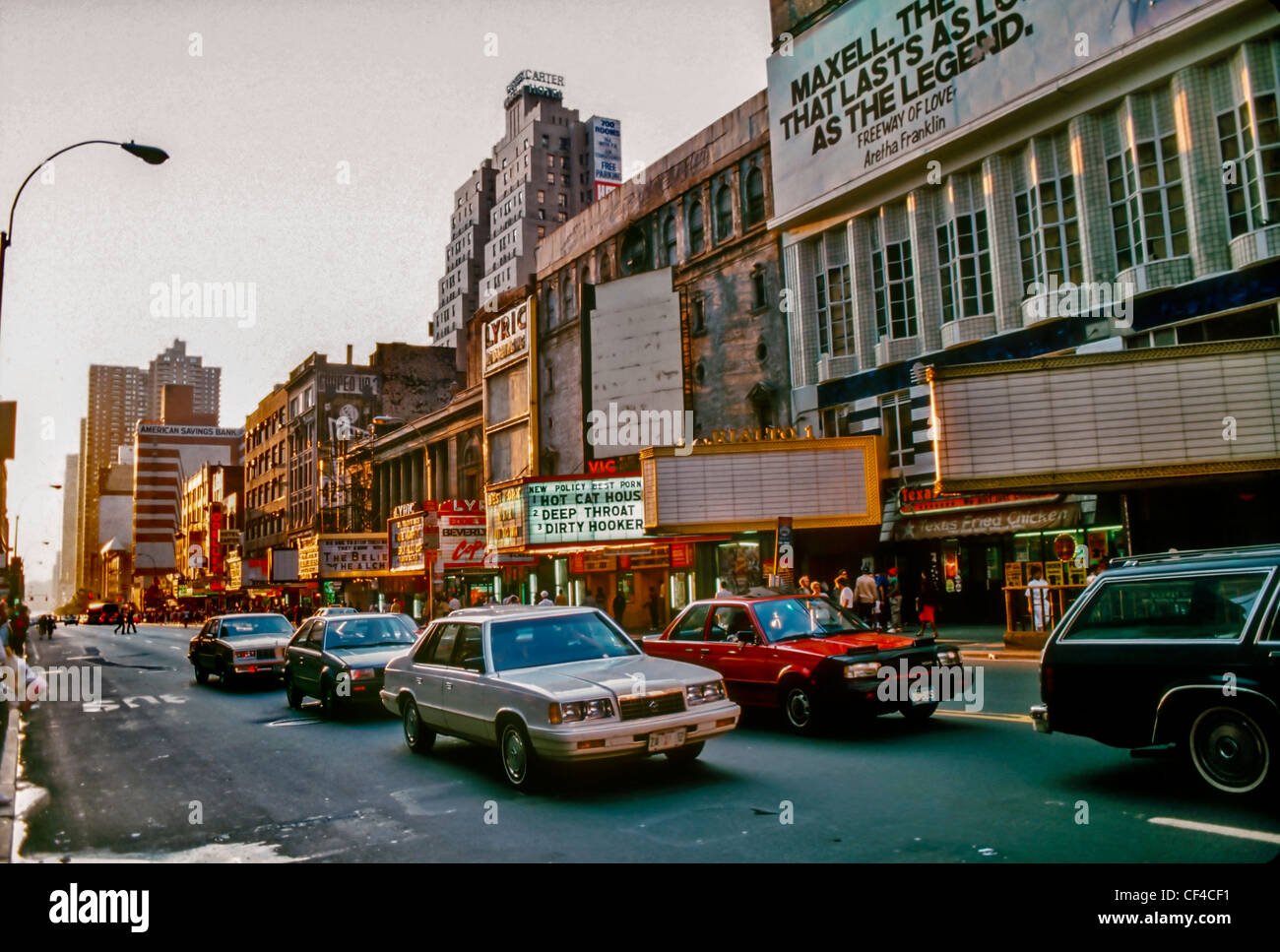New York City, NY, USA - 70er Street Scene, West 42nd Street, Gebäude, Verkehr, vor der Stadterneuerung, Vintage usa Street Scene, Filmzelt Stockfoto