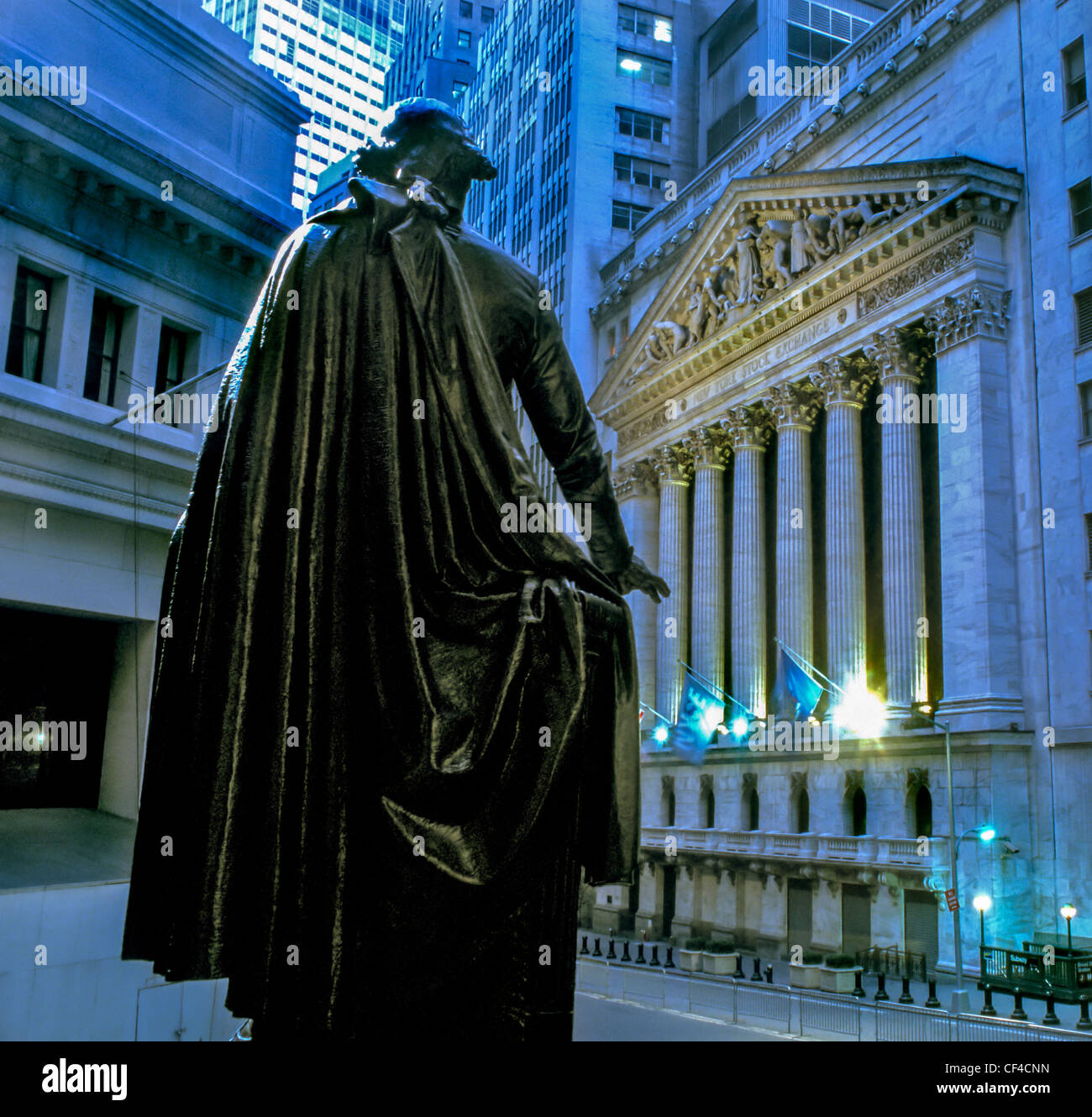New York, NY, USA, "New York Stock Exchange" Gebäude, außen mit Statue von George Washington, Nacht Stockfoto