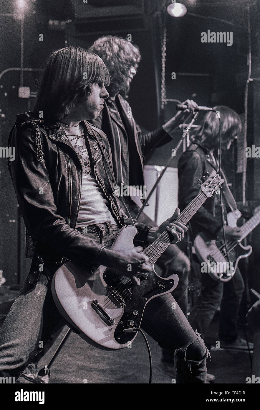 New York, NY, USA – C.B.G.B.'s Nightclub, Interior, mit den Ramones, Punk Rock Music Band spielt auf der Bühne, Johnny Ramone, 1977, Punk Culture 70s Stockfoto