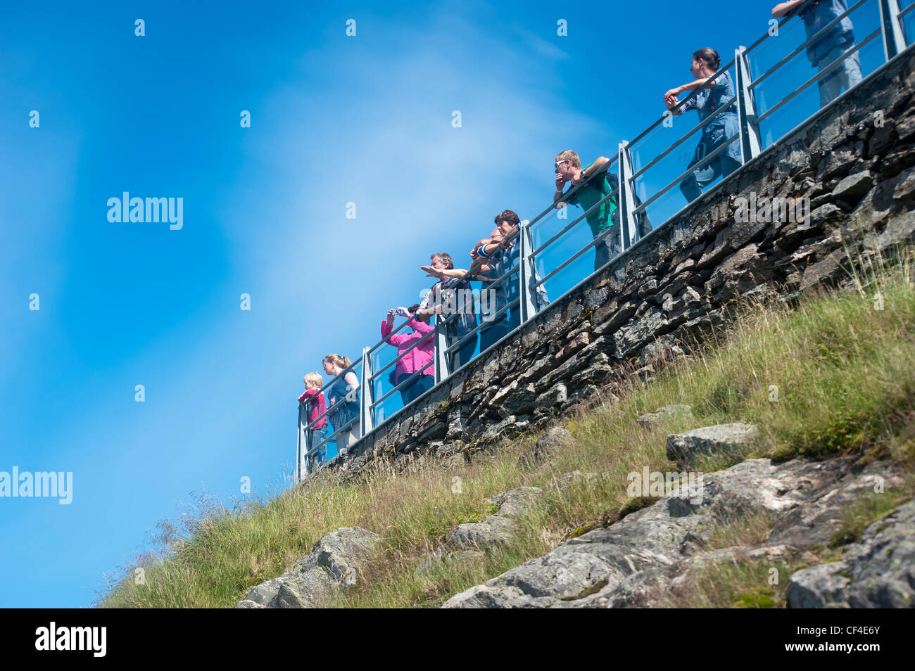Menschen, die in den Ansichten an der Spitze der Berg Ulriken in Bergen, Norwegen Stockfoto