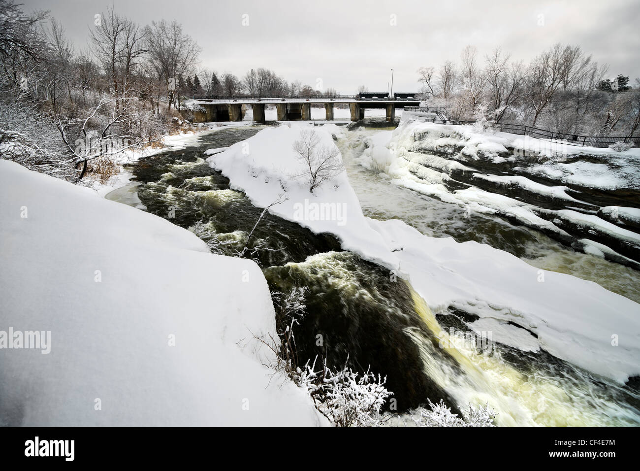 Hog Rücken fällt befindet sich auf dem Rideau River im Hog Rücken Park in Ottawa, Ontario Kanada im Winter zugefroren. Stockfoto