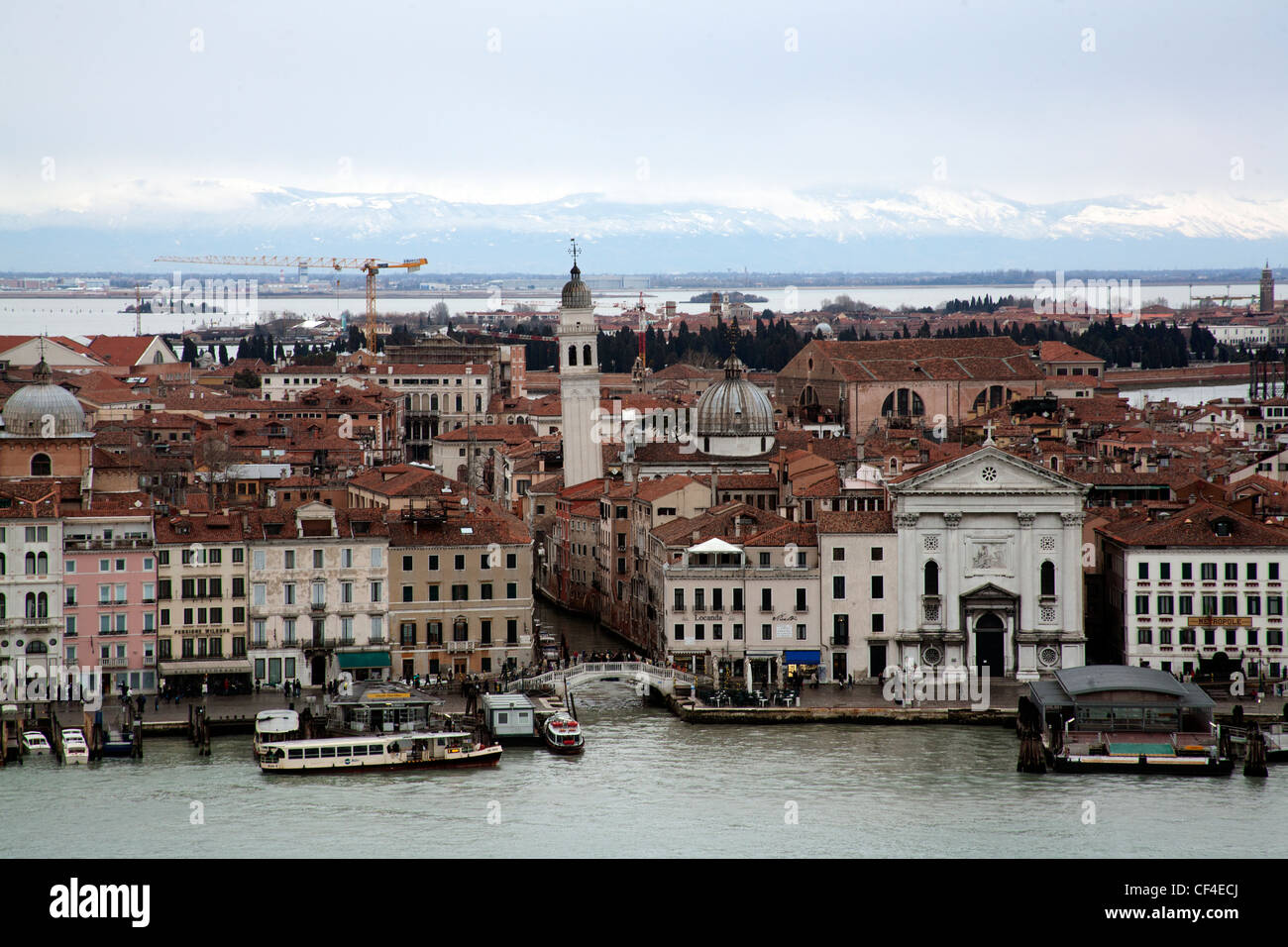 Blick über Venedig und Tronchetto - Lido di Venezia - aus dem Campanile - Glockenturm - San Giorgio Maggiore Venedig Italien Stockfoto