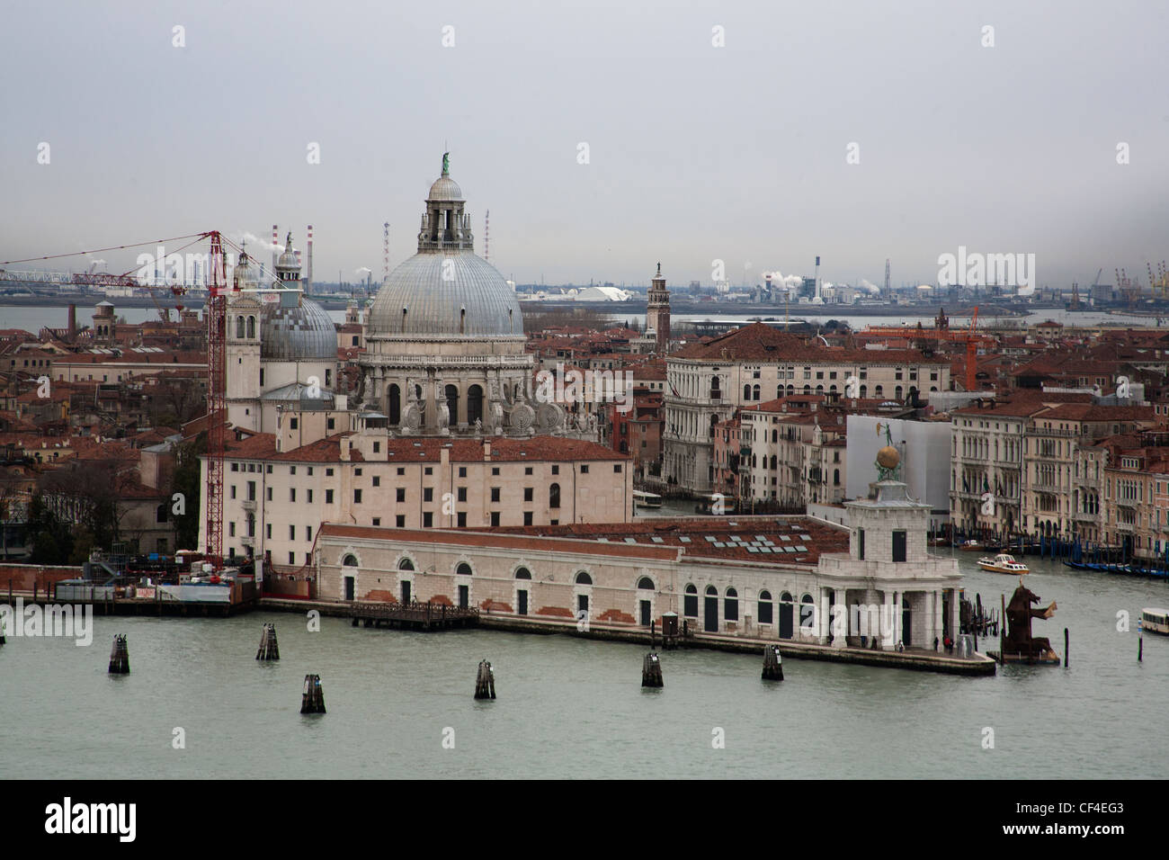 Blick über Venedig Canal Grande die Kirche Santa Maria della Salute aus der Glocke Turm von San Giorgio Maggiore Venedig Italien Stockfoto