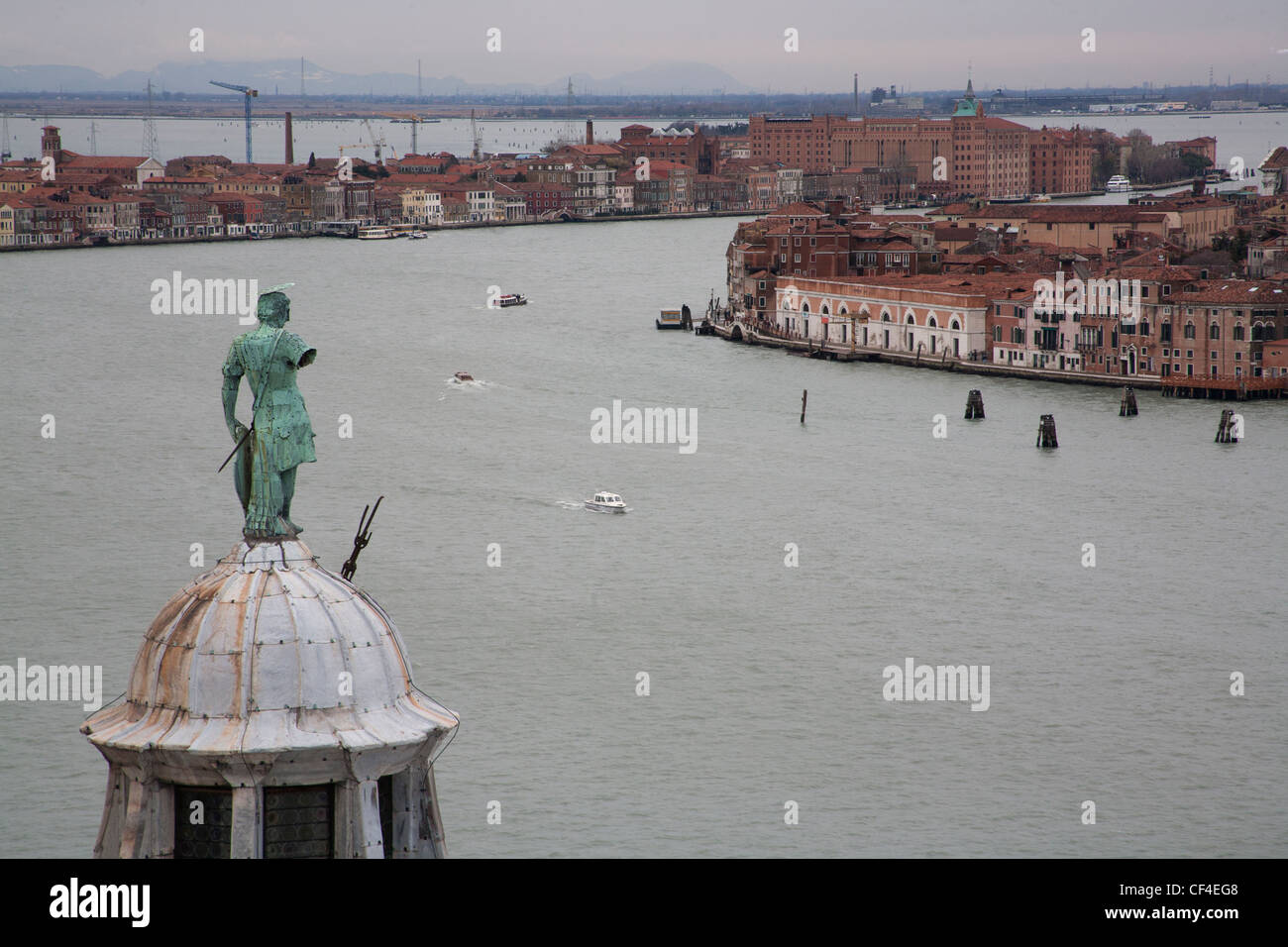Armless Statue auf der Spitze einer Kuppel der Kirche von San Giorgio Maggiore Venedig Italien Stockfoto