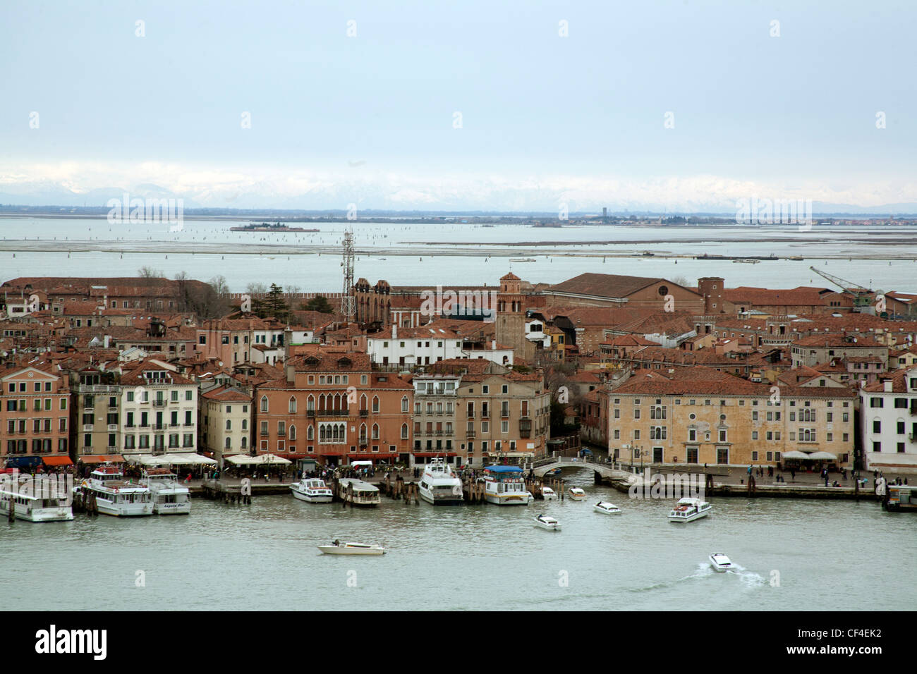 Blick über Venedig und Tronchetto - Lido di Venezia - aus dem Campanile - Glockenturm - San Giorgio Maggiore Venedig Italien Stockfoto