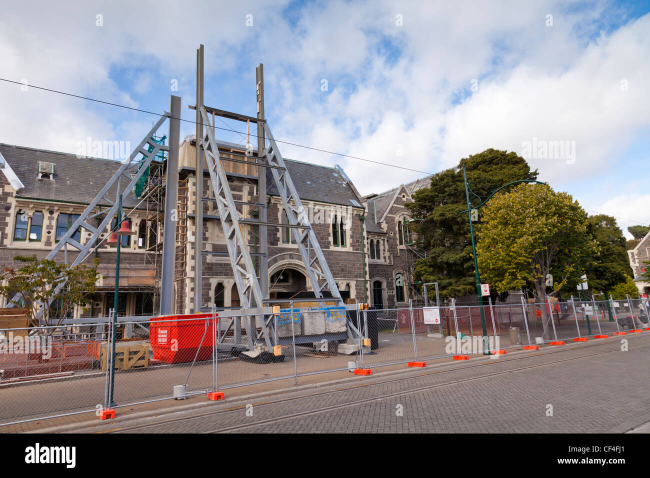 Christchurch Arts Centre wartet auf Reparatur, unterstützt durch eine strukturelle Klammer. Stockfoto