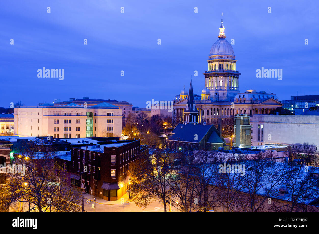 Das Illinois State Capital Building thront über der Innenstadt von Springfield, IL an einem kalten Wintertag Abend. Stockfoto