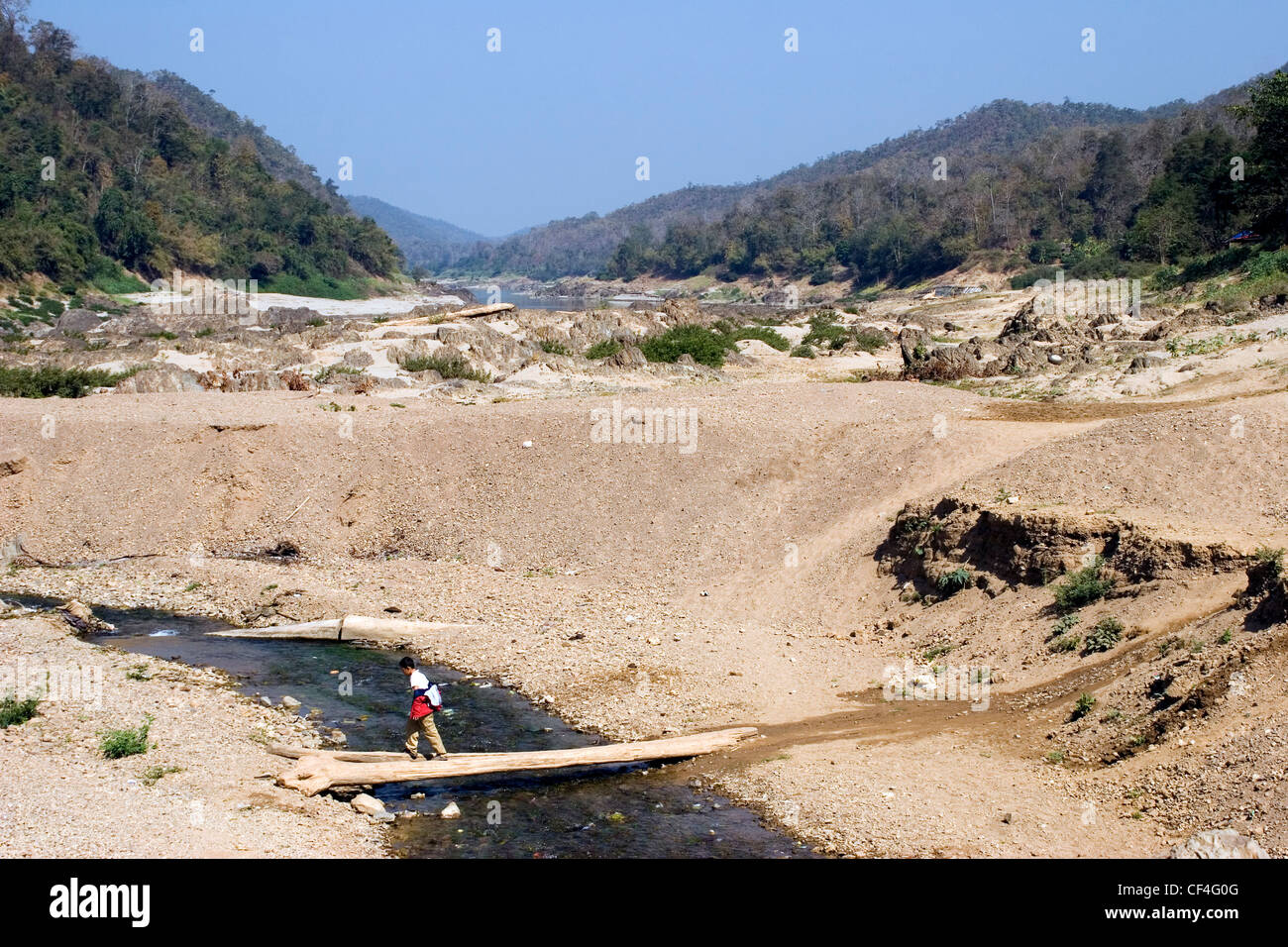 Ein Blick auf die Thailand Burma (Myanmar) Grenze am Fluss Salawin aus der ländlichen Dorf von Ban Mae Sam Lab, Nord-Thailand. Stockfoto