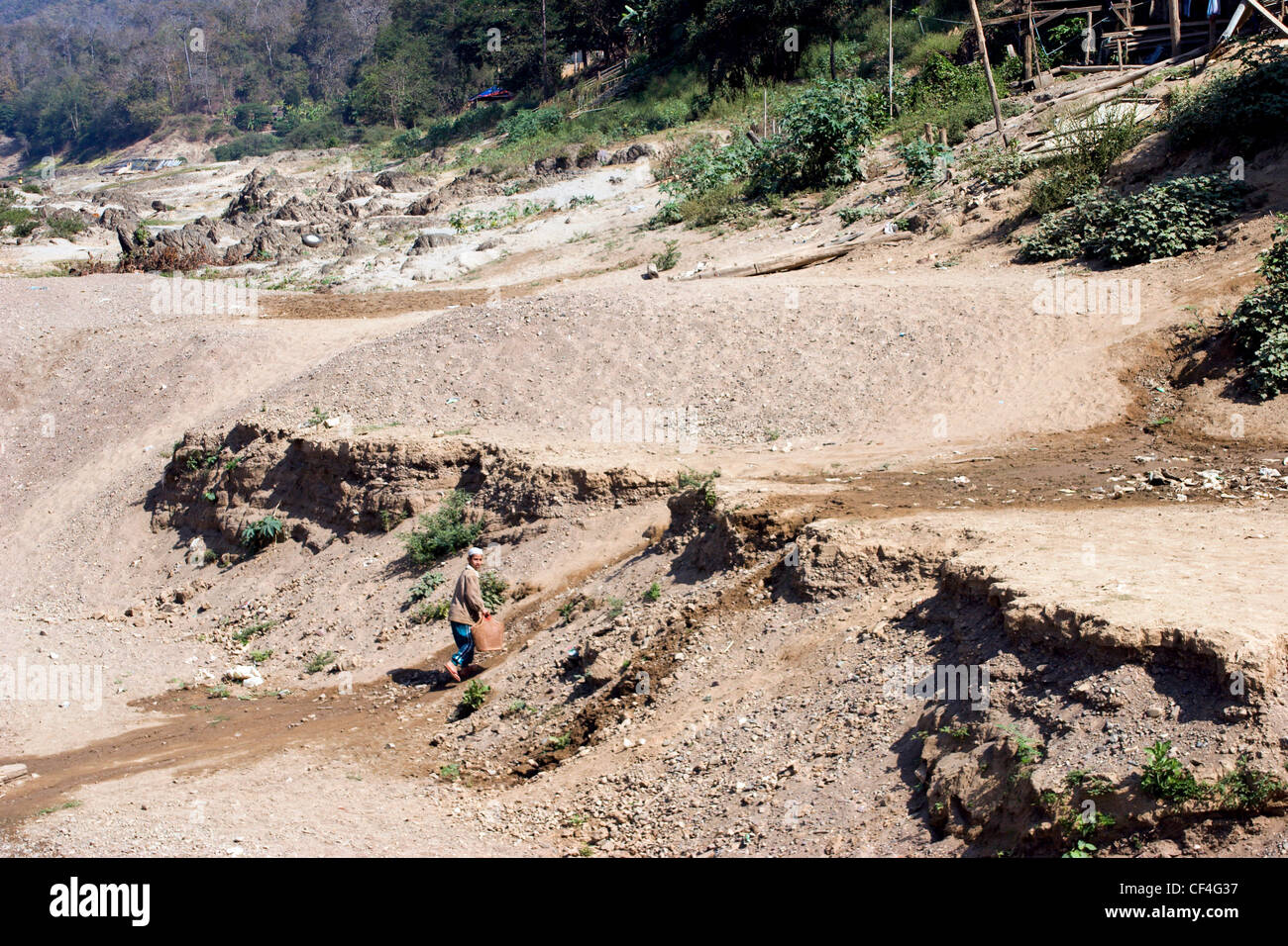 Ein Blick auf die Thailand Burma (Myanmar) Grenze am Fluss Salawin aus der ländlichen Dorf von Ban Mae Sam Lab, Nord-Thailand. Stockfoto