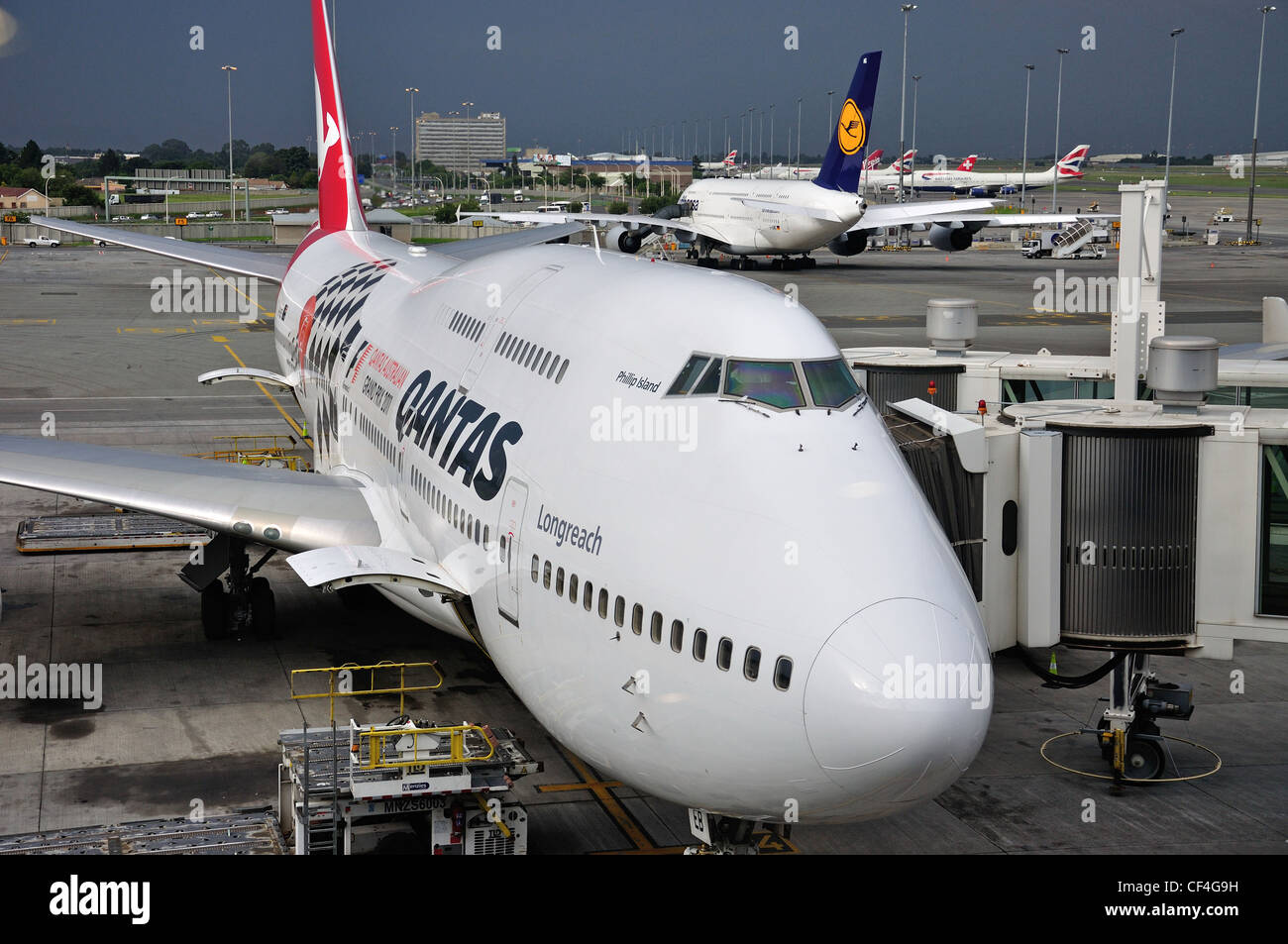 Qantas Airbus 380 am Tor, O.R. Tambo International Airport, Johannesburg, Provinz Gauteng, Südafrika Stockfoto