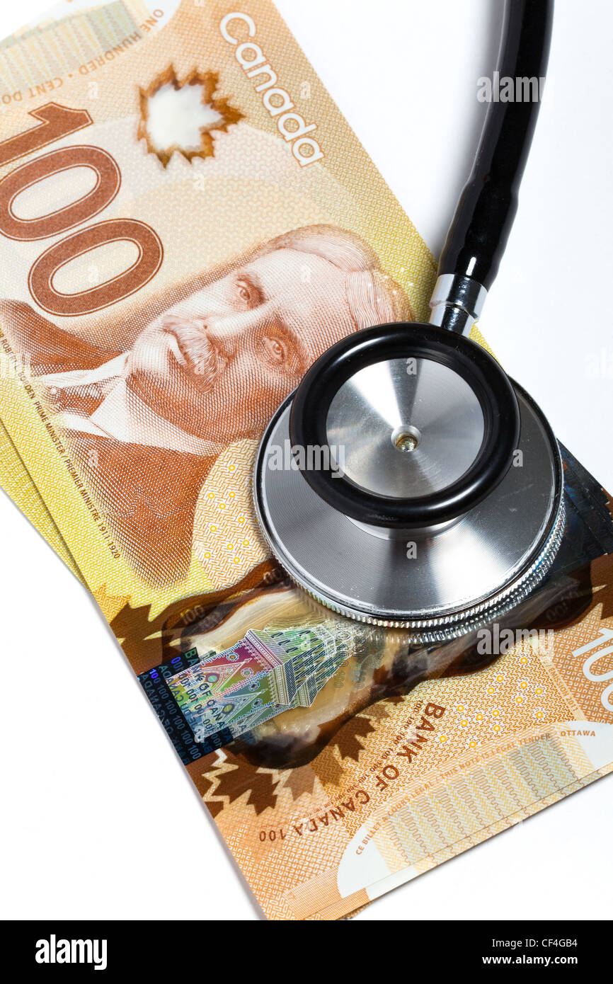 Stethoskop und kanadische Dollar, Konzept der finanziellen Gesundheit Stockfoto