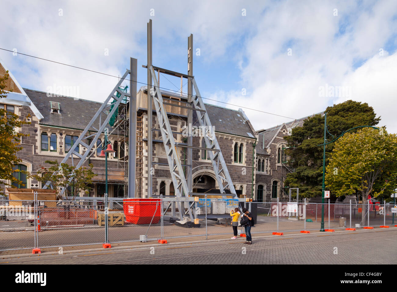 Christchurch Arts Centre wartet auf Reparatur, unterstützt durch eine strukturelle Klammer. Stockfoto