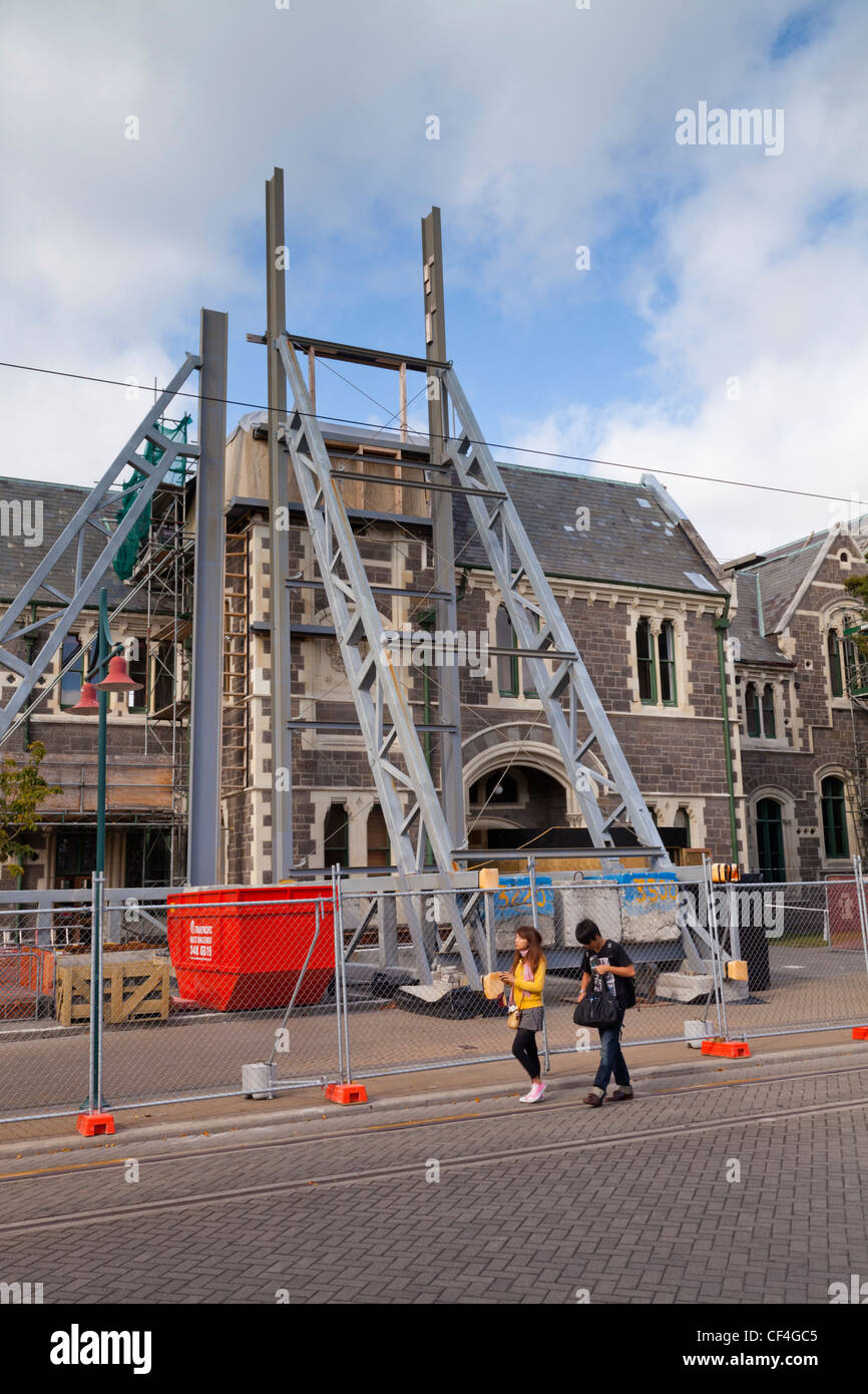 Christchurch Arts Centre wartet auf Reparatur, unterstützt durch eine strukturelle Klammer. Stockfoto