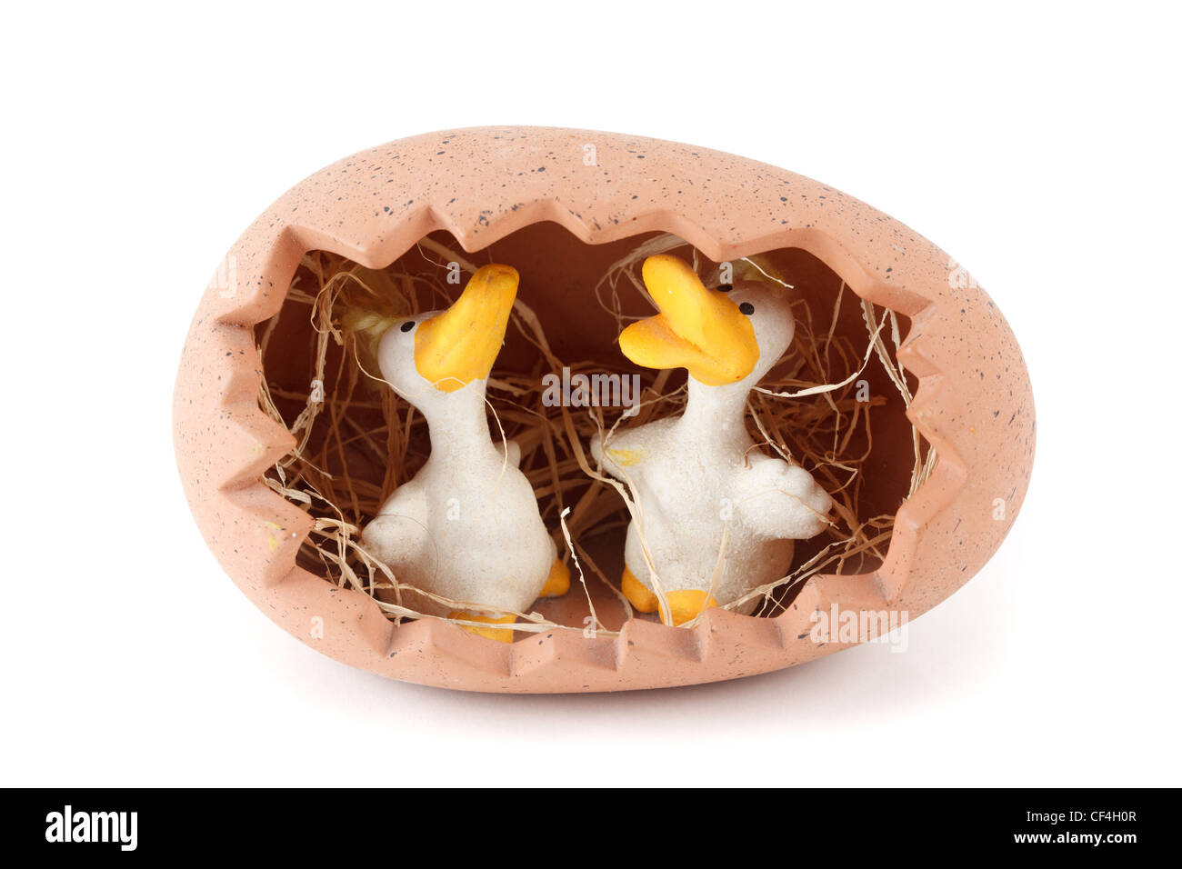 Tonspielsachen. Zwei Ente im Nest in Form von Eiern. Isoliert auf weißem Hintergrund. Stockfoto