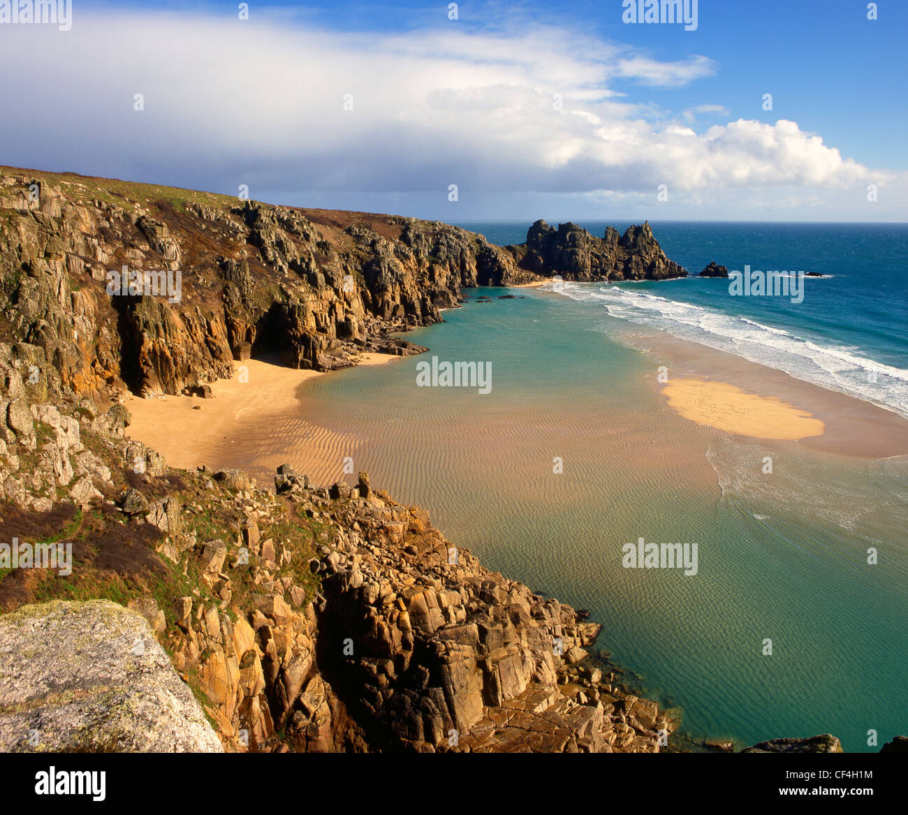 Pedn Vounder Strand, befindet sich unter Treen Klippen in der Nähe der Minack Open Air Theatre. Stockfoto