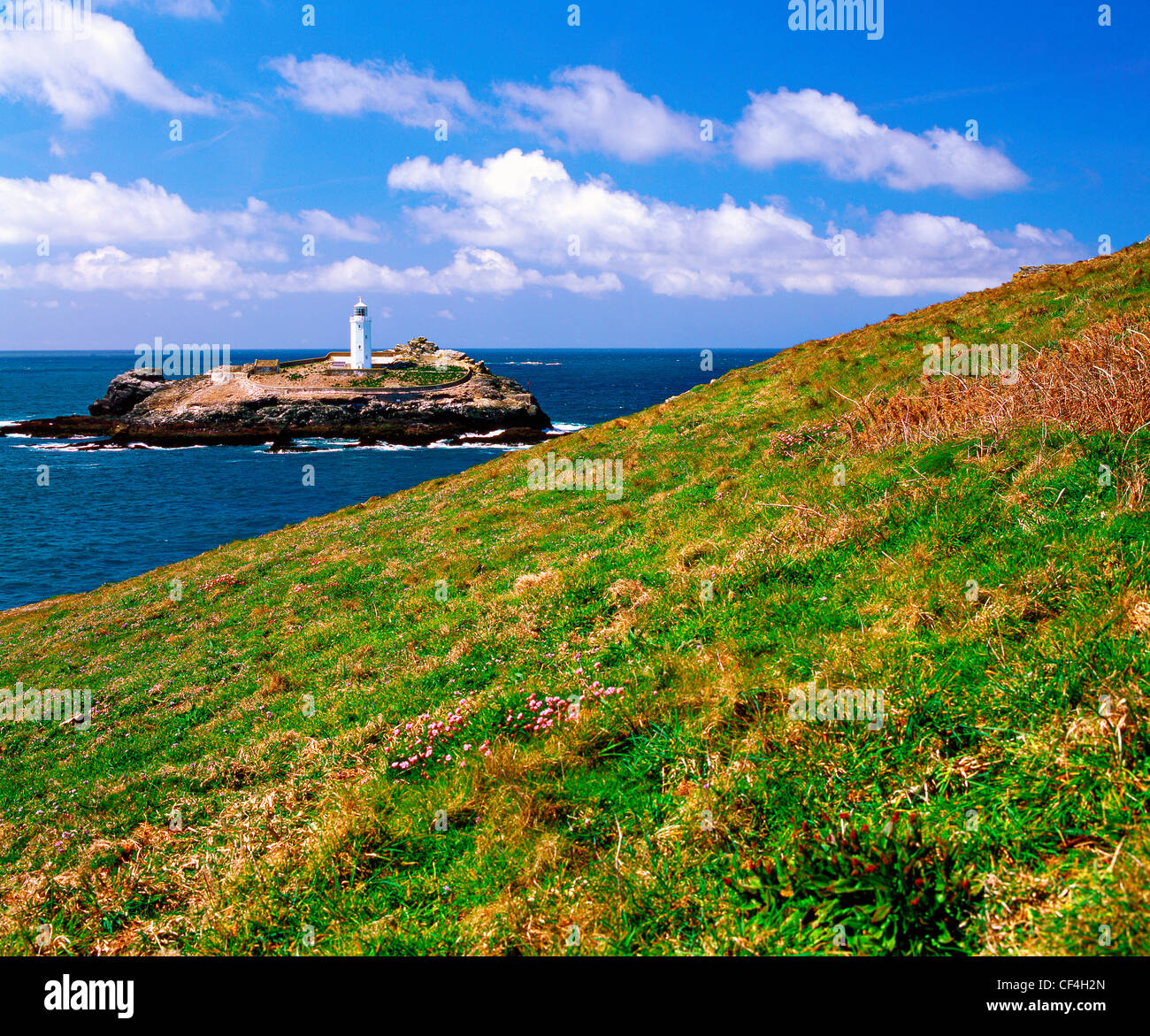 Godrevy Leuchtturm befindet sich auf einer Insel im St. Ives Bay. Der achteckige Leuchtturm errichtet im Jahre 1858, Schiffe zu warnen die ' St Stockfoto